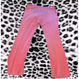Size XL
Juciy couture velvet joggers
They fit like a large 
Wore once :)